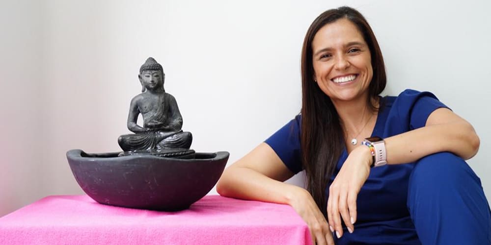 Dra. Valentina Cañas invitando a realizarse una descodificación dental