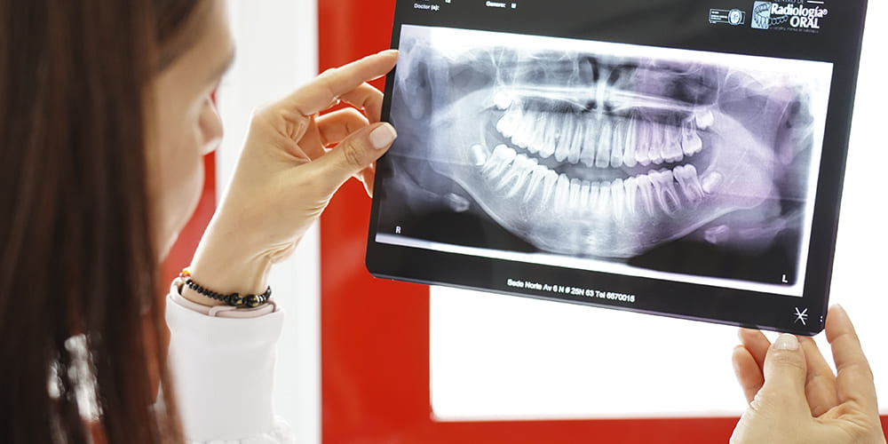 Dra. Valentina Cañas leyendo una panorámica dental interpretando para consulta de descodificación dental