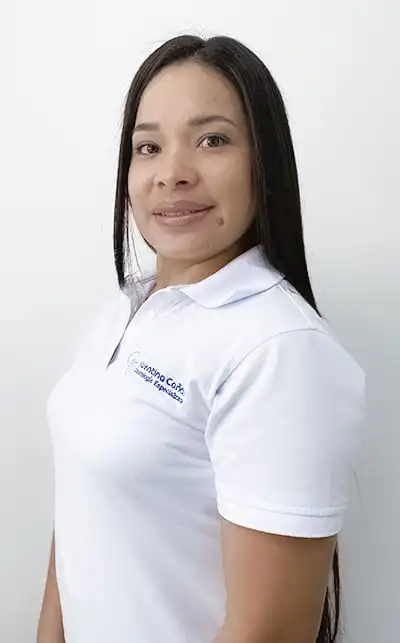 Estefany Reyes, apoyo clínico en procedimientos odontológicos Estefany Reyes – Asistente Clínica