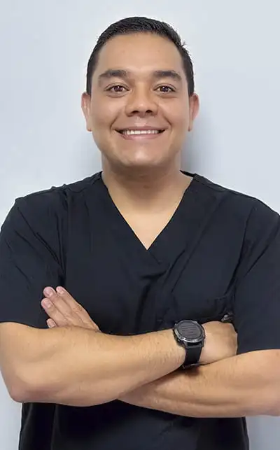 Mateo Bravo, especialista en alineación dental y ortodoncia Mateo Bravo – Ortodoncista